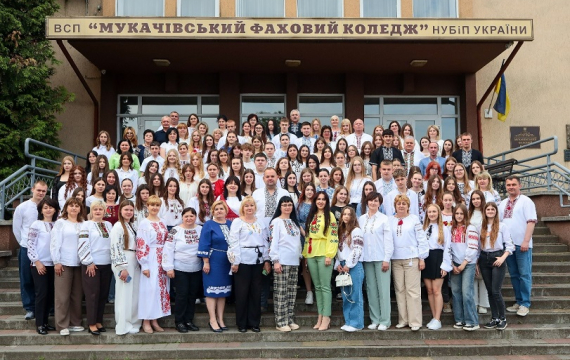 Вишиванка як символ єдності: у Мукачівському фаховому коледжі представили тематичну виставку