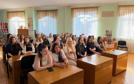 День Конституції України: у бібліотеці Мукачівського фахового коледжу відбулася пізнавальна інформаційна година